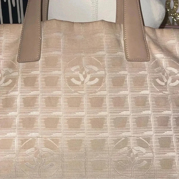 CHANEL
MEDIUM Travel Ligne Tote - Picture 5 of 16